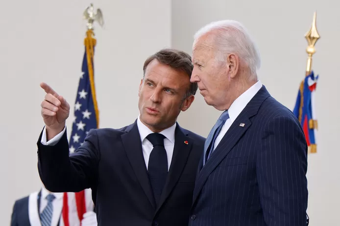 Emmanuel Macron accueille Joe Biden à l’Arc de Triomphe